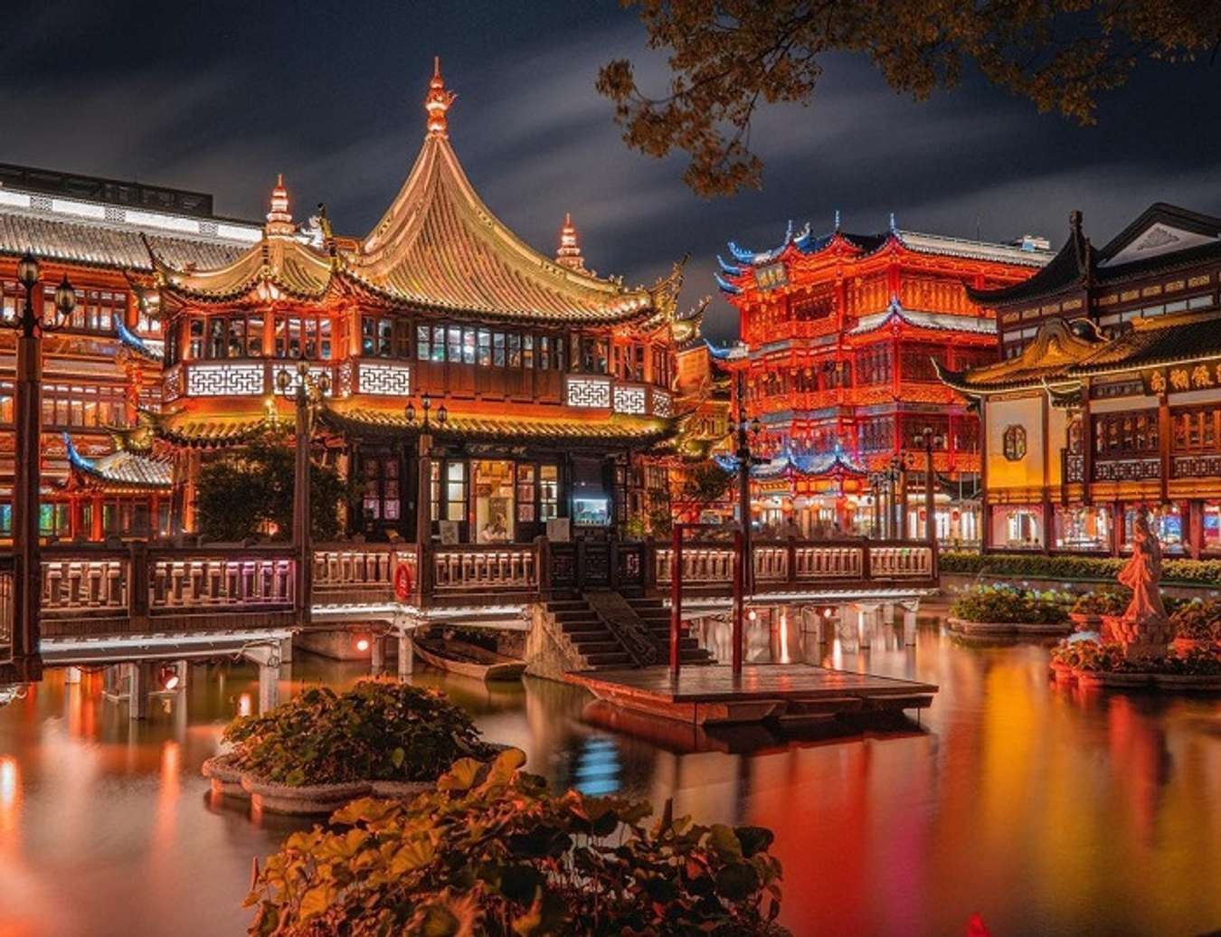 Miếu Thành Hoàng là công trình mang đậm kiến trúc truyền thống Trung Hoa, nổi tiếng với không gian cổ kính, nhộn nhịp và nét văn hóa đặc trưng giữa lòng Thượng Hải.