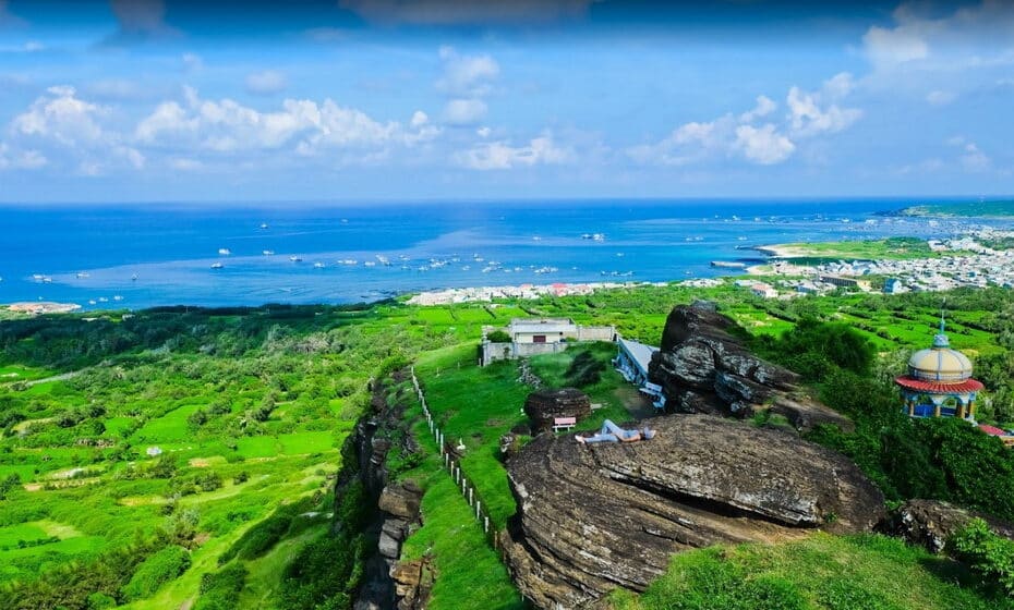 Núi Cao Cát cao 106 mét, nằm ở phía bắc đảo Phú Quý, nổi bật với vách đá độc đáo và cảnh quan hùng vĩ, là điểm check-in lý tưởng cho du khách.