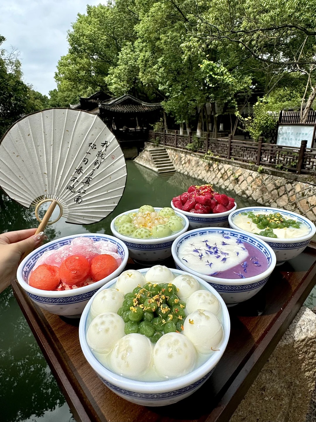 Ẩm thực địa phương tại Ô Trấn Tây Sách hấp dẫn du khách với hương vị đậm đà truyền thống, các món ăn đặc trưng vùng Giang Nam và không gian thưởng thức mang đậm nét cổ trấn Trung Hoa.