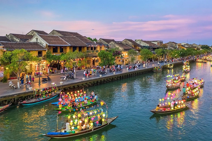 Phố cổ Hội An là di sản văn hóa thế giới với kiến trúc cổ kính, lịch sử thương cảng quốc tế và nền văn hóa đa sắc màu, thu hút du khách từ khắp nơi.