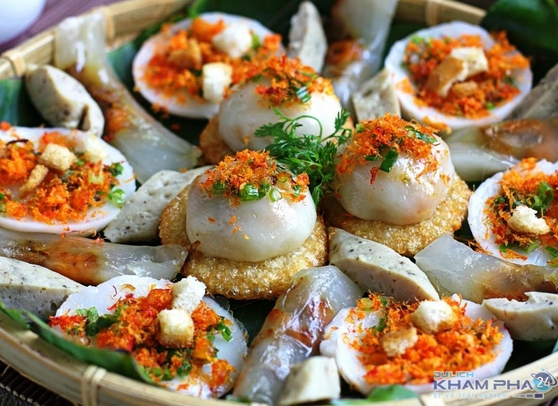 Đồ ăn miền Trung luôn biết cách mê hoặc những tâm hồn ăn uống bằng hương vị đậm đà, cay nồng đặc trưng, nơi mỗi món ăn là một sự kết hợp khéo léo giữa sự bình dị, mộc mạc và sự tinh tế, chỉn chu.