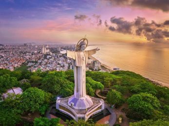Tượng Chúa Kitô Vua nằm trên đỉnh Núi Nhỏ ở thành phố Vũng Tàu