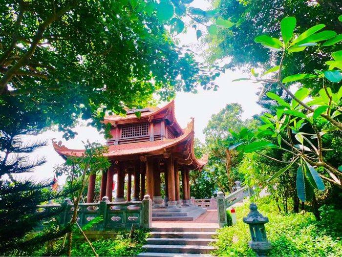 Ghé thăm vũng biển Vũng Chùa thanh bình, nghiêng mình trước anh linh Đại tướng, bạn sẽ cảm nhận được sự tĩnh lặng, uy nghiêm và lòng biết ơn sâu sắc hòa cùng tiếng sóng vỗ rì rào vào vách đá.