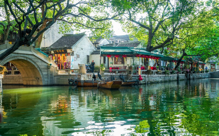 Toàn cảnh vùng sông nước thủy trấn Giang Nam lung linh ánh đèn về đêm – Minh họa cho hành trình tour thượng hải hàng châu tô châu ô trấn và vẻ đẹp huyền ảo của đêm ô trấn khi đi du lịch trung quốc.