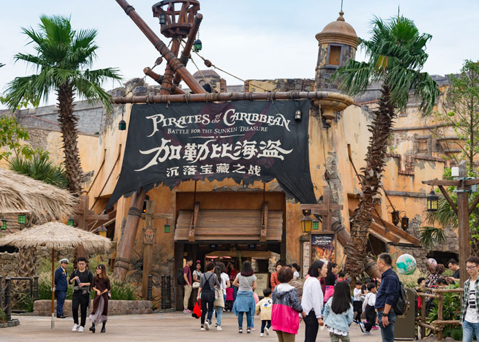 Hiệu ứng hoành tráng bên trong trò chơi Pirates of the Caribbean - Battle for the Sunken Treasure tại Disneyland Thượng Hải.