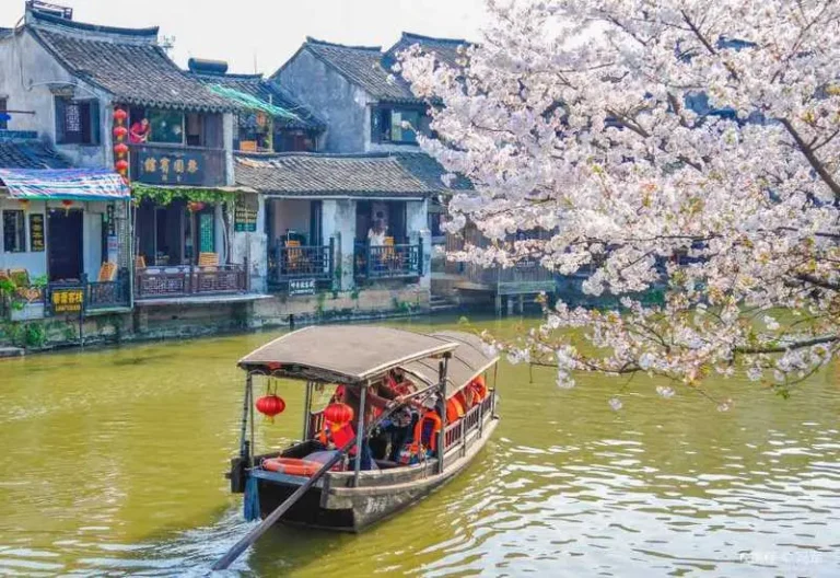 Vẻ đẹp Ô Trấn Trung Quốc yên bình với những mái ngói rêu phong in bóng xuống dòng kênh xanh phẳng lặng. Những cây cầu đá cổ kính nối liền hai bờ bến nước tạo nên một bức tranh thủy mặc đậm chất Giang Nam.