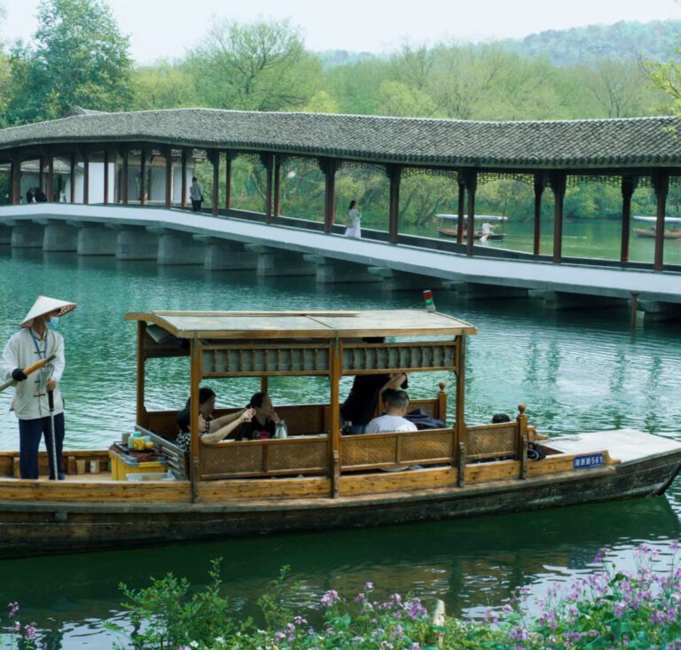 Trải nghiệm du thuyền Tây Hồ Hàng Châu ngắm nhìn khung cảnh sông nước sương mờ huyền ảo tựa tranh thủy mặc.
