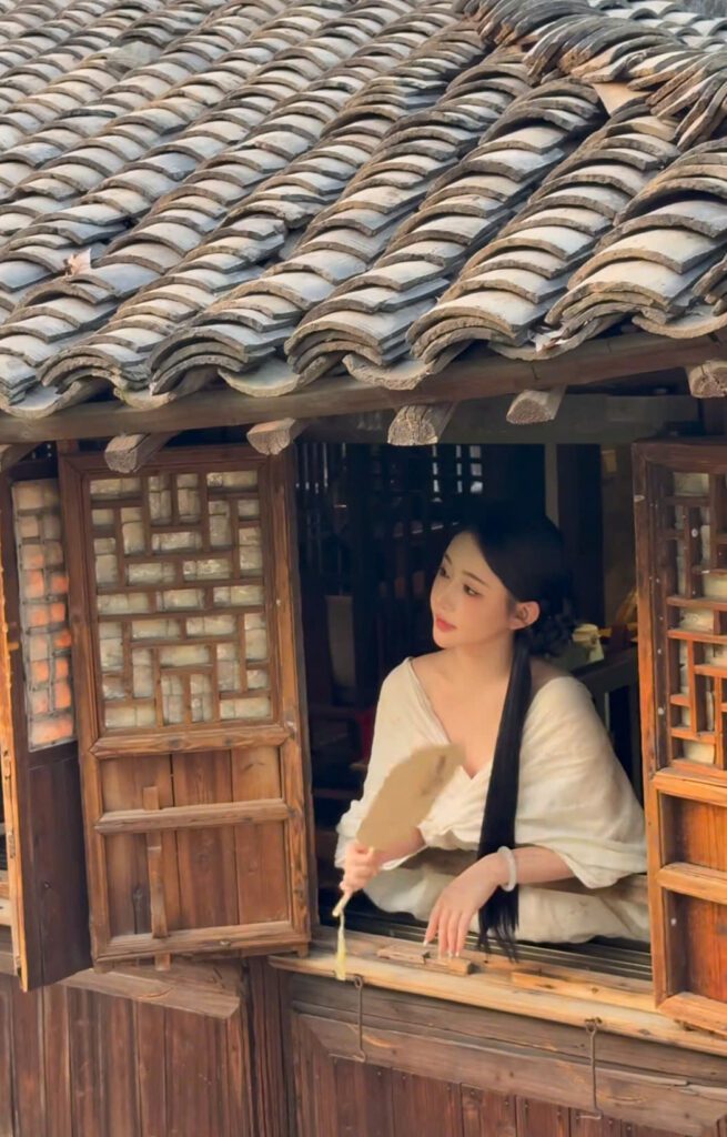 Ô cửa sổ gỗ hướng thẳng ra dòng kênh xanh tại tiệm trà Kiều Lý Kiều - góc check in Ô Trấn mộc mạc và đầy chất thơ.