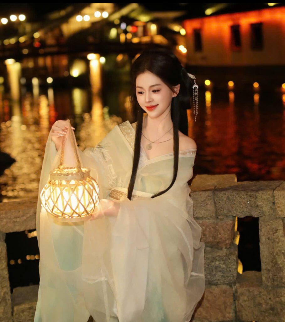 Hệ thống đèn LED vàng ấm soi bóng xuống dòng sông cổ kính - địa điểm sống ảo Ô Trấn huyền ảo và lộng lẫy nhất khi màn đêm buông xuống.