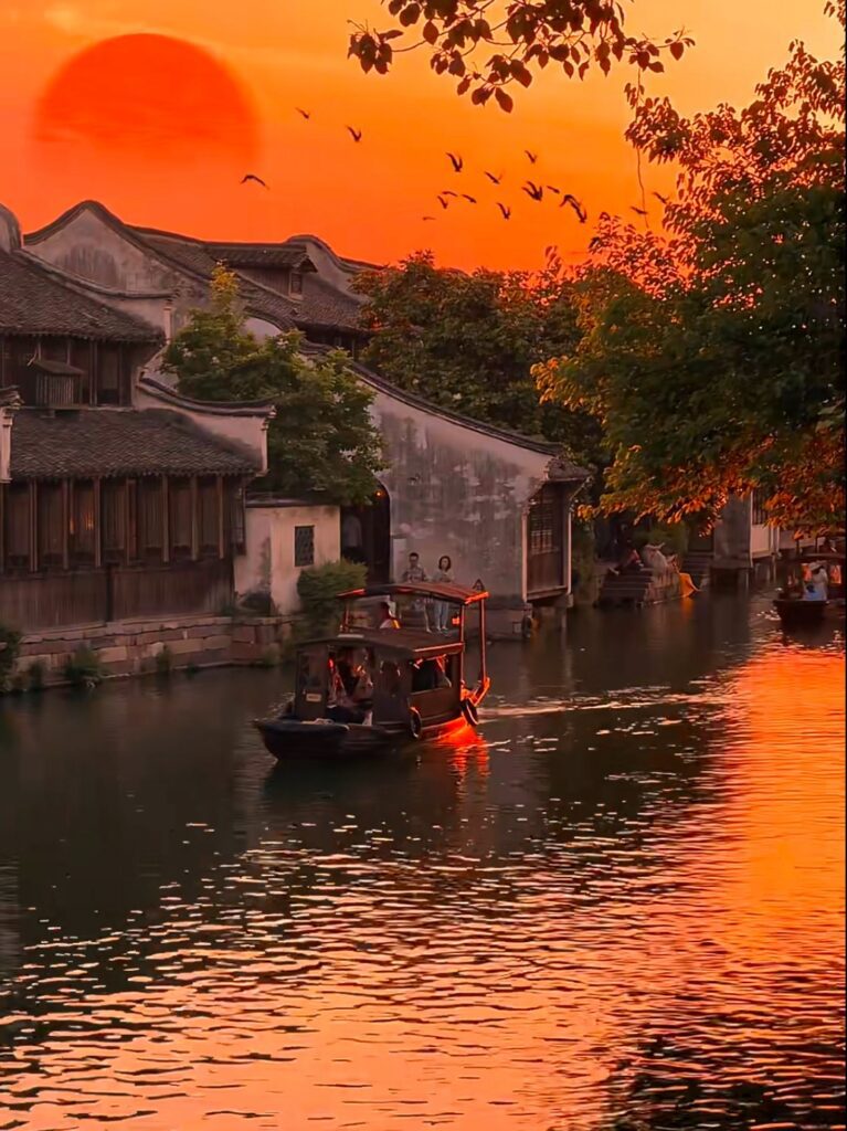 Sắc vàng hoàng hôn thơ mộng buông xuống dòng kênh cổ kính khi chuẩn bị ngủ đêm Ô Trấn Tây Sách.