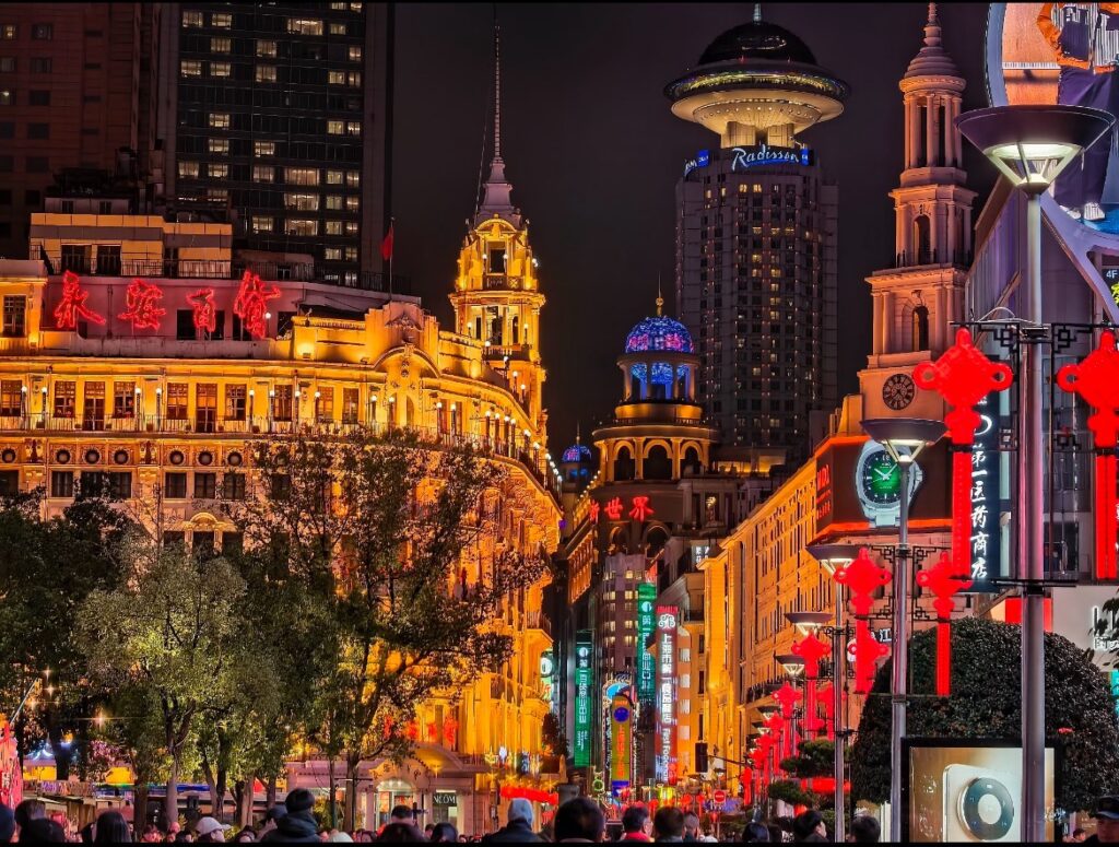 Dòng người tấp nập mua sắm giữa những ánh đèn neon rực rỡ tại Nam Kinh Lộ trong hành trình tour Thượng Hải - Hàng Châu - Tô Châu - Ô Trấn.