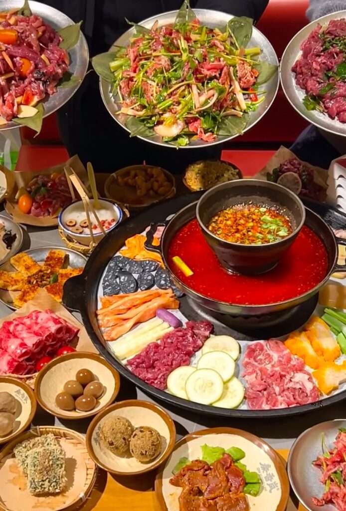 Trải nghiệm ẩm thực bản địa đặc sắc với tiệc nướng BBQ và lẩu nghi ngút khói trong tour Thượng Hải - Hàng Châu - Tô Châu - Ô Trấn.