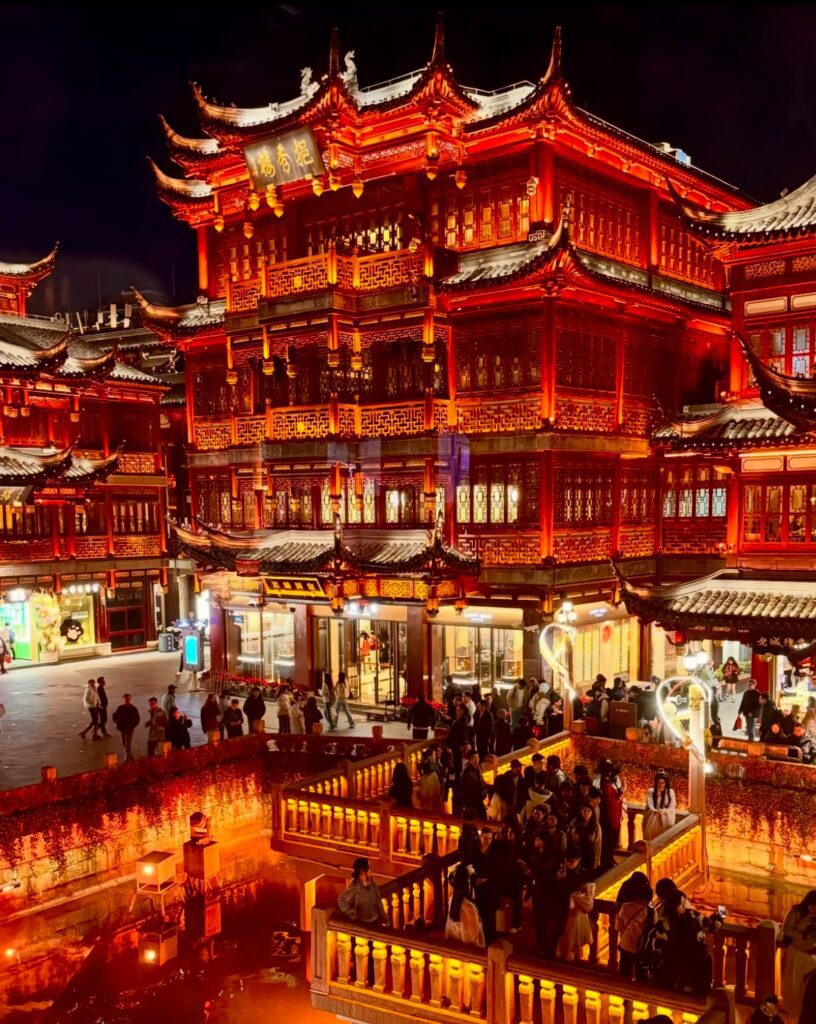 Kiến trúc cổ kính, rực rỡ sắc màu tại Miếu Thành Hoàng trong tuyến hành trình Thượng Hải - Hàng Châu - Tô Châu - Ô Trấn.