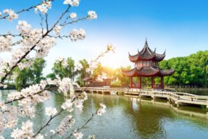 Hàng Châu (Hangzhou - 杭州), thủ phủ của tỉnh Chiết Giang, là một trong những thành phố cổ kính, thịnh vượng và đáng sống bậc nhất Trung Quốc. Nằm ở vùng hạ lưu đồng bằng sông Trường Giang, nơi đây là điểm kết thúc của con kênh đào cổ đại Kinh Hàng Đại Vận Hà kỳ vĩ.
