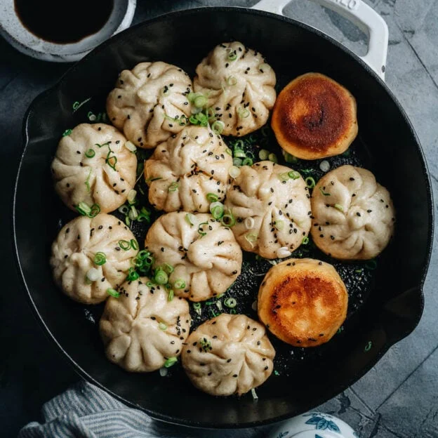 Bánh bao áp chảo Sinh Tiên (Shengjianbao - 生煎包), hay còn gọi tắt là Sinh Tiên饅头 (Shengjian mantou) theo cách gọi của người Thượng Hải, là món ăn sáng quốc dân và là niềm tự hào của ẩm thực đường phố nơi đây suốt hơn một thế kỷ qua.