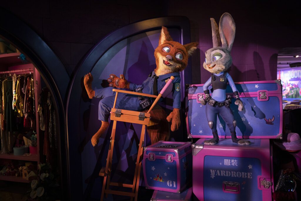 Trải nghiệm công nghệ tàu không ray hiện đại bên trong trò chơi Zootopia Hot Pursuit tại Disneyland Thượng Hải.