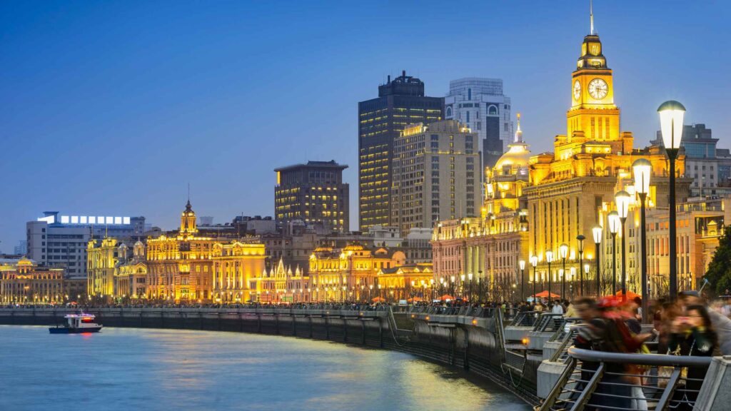 The Bund (Bến Thượng Hải - 外滩) là linh hồn, là biểu tượng kiêu hãnh và là điểm check-in "buộc phải đến" đối với bất kỳ du khách nào lần đầu đặt chân tới thành phố xa hoa này.