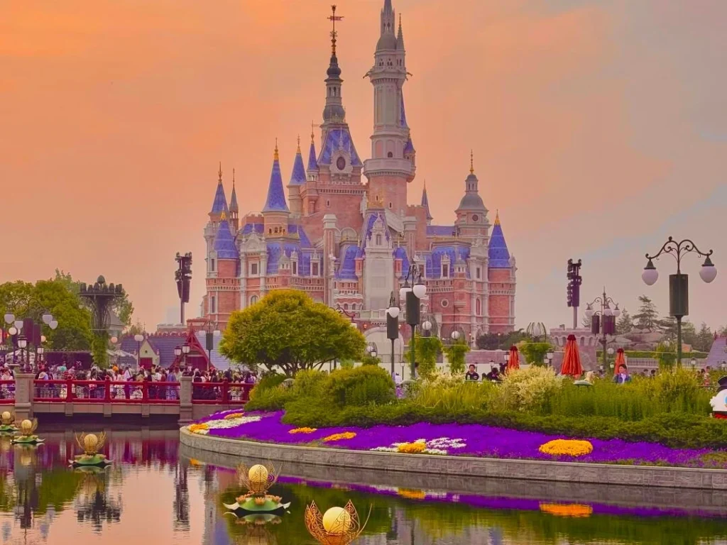 Khung cảnh cổ tích mộng mơ và rực rỡ sắc màu tại khu vườn Fantasyland thuộc công viên Disneyland Thượng Hải.