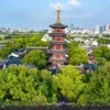 Ghé thăm Hàn Sơn Tự – ngôi cổ tự linh thiêng vùng Tô Châu, đi vào thơ ca với tiếng chuông đêm u tịch. Đến đây để chiêm ngưỡng kiến trúc Phật giáo cổ kính và tìm lại sự thư thái, bình yên trong tâm hồn.