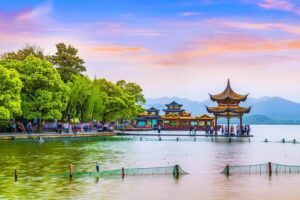 Hàng Châu là thủ phủ tỉnh Chiết Giang, Trung Quốc, nổi tiếng với cảnh sắc thiên nhiên thơ mộng, di sản văn hóa phong phú và các điểm du lịch nổi bật như Hồ Tây, chùa Linh Ẩn và làng trà Long Tỉnh.