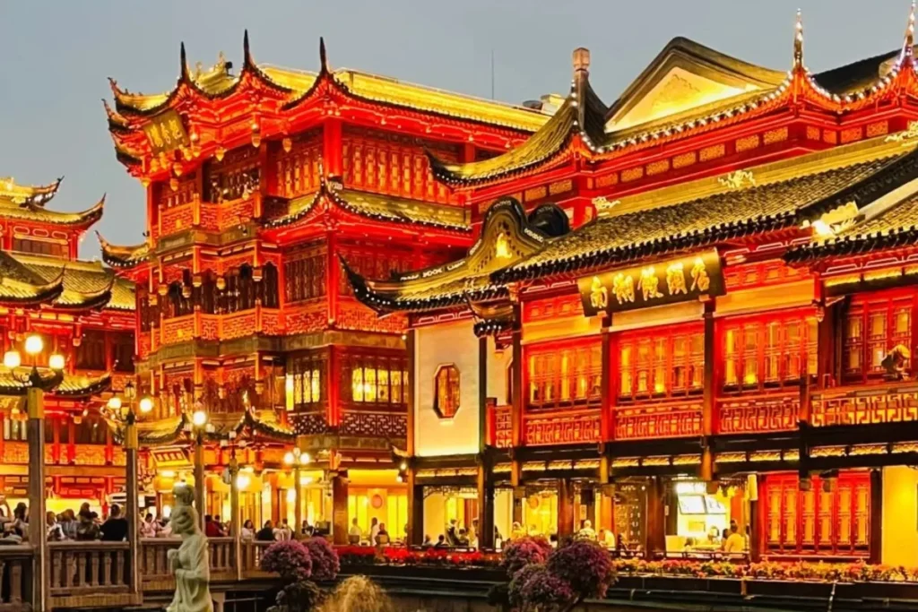 Ghé thăm Miếu Thành Hoàng – biểu tượng văn hóa tâm linh lâu đời, nơi gìn giữ những nét đẹp tín ngưỡng cổ kính. Đến đây để dâng hương cầu bình an, may mắn và tìm lại khoảng lặng bình yên trong không gian linh thiêng, thuần khiết.