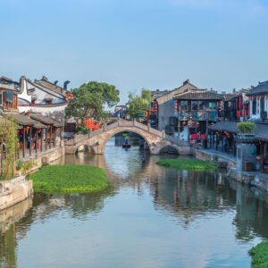 Ô Trấn nổi tiếng với hệ thống kênh rạch đan xen và những cây cầu đá cổ kínhGóc Sống Ảo Tại Ô Trấn