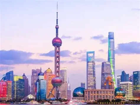 Toàn cảnh vùng sông nước thủy trấn Giang Nam lung linh ánh đèn về đêm – Minh họa cho hành trình tour thượng hải hàng châu tô châu ô trấn và vẻ đẹp huyền ảo của đêm ô trấn khi đi du lịch trung quốc.