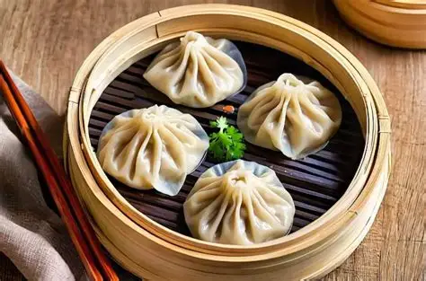 Tiểu Long Bao (Xiaolongbao - 小笼包) là món bánh bao súp trứ danh, được xem là "quốc hồn quốc túy" của ẩm thực vùng Giang Nam (đặc biệt là Thượng Hải và Vô Tích).