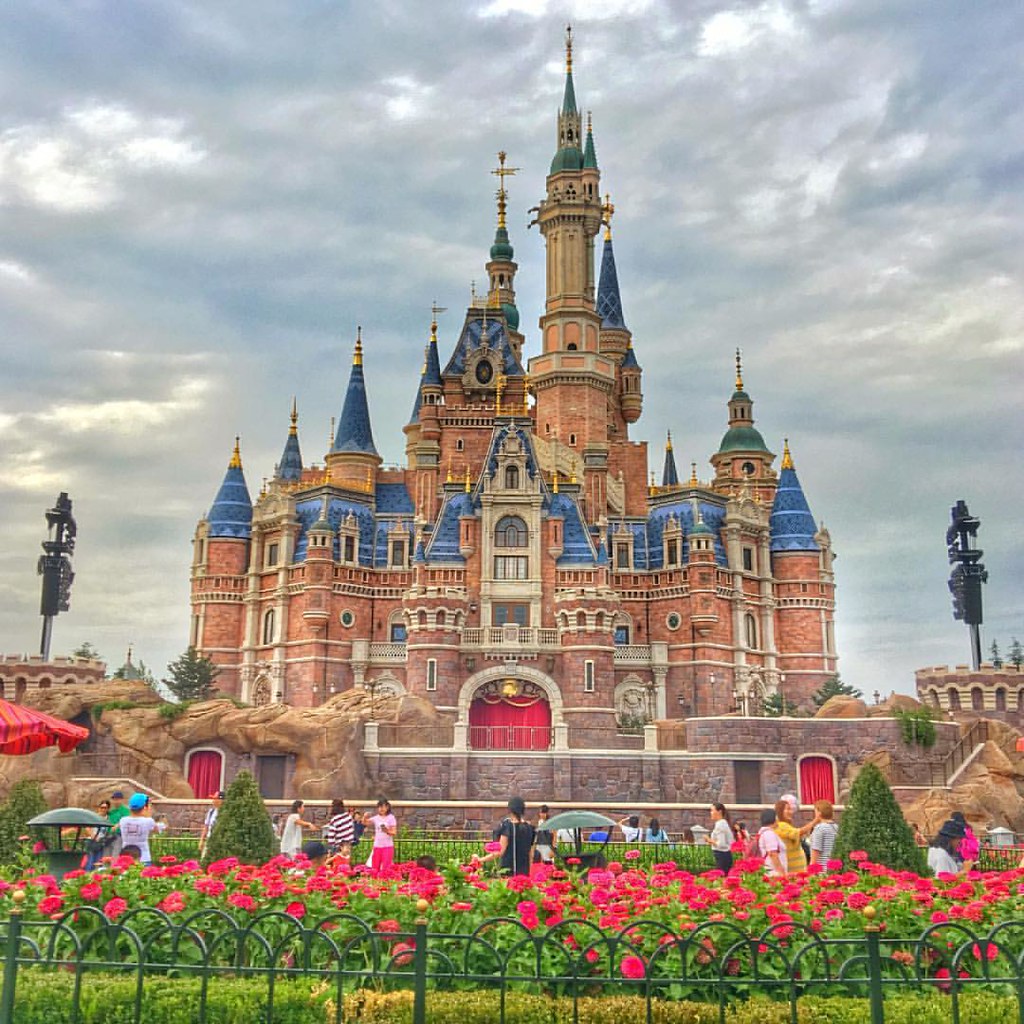 Vẻ đẹp nguy nga của tòa lâu đài Enchanted Storybook Castle lớn nhất thế giới tại Disneyland Thượng Hải.