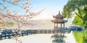 Khám phá cảnh đẹp Tây Hồ Hàng Châu thơ mộng – Tuyệt tác thiên nhiên làm say đắm lòng người khi du lịch Trung Quốc.