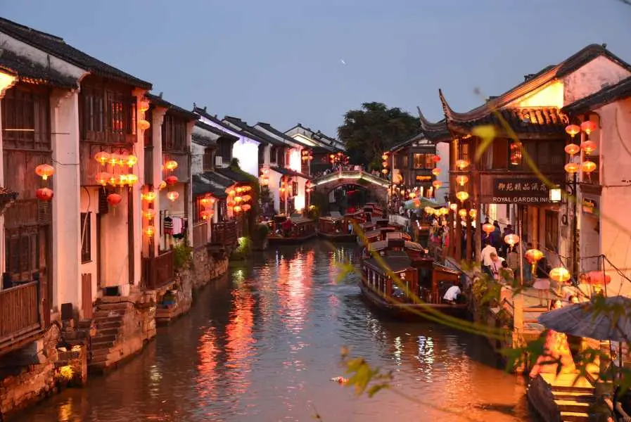 Tây Ô Trấn là một trong những thủy trấn cổ nổi tiếng nhất Trung Quốc, nổi bật với vẻ đẹp thơ mộng và kiến trúc truyền thống.