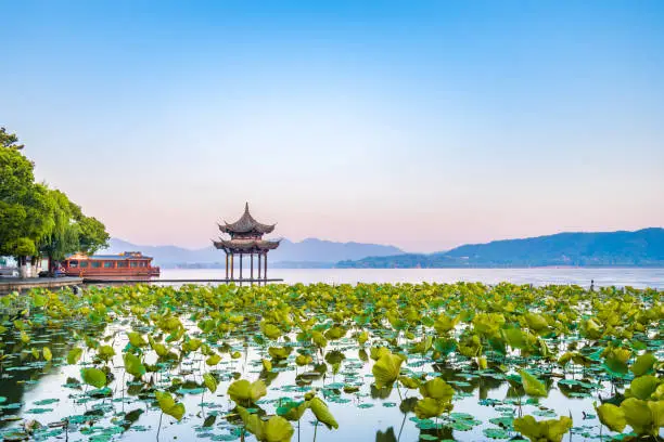 Tây Hồ Hàng Châu là hồ nước ngọt nổi tiếng ở Trung Quốc, được UNESCO công nhận là Di sản Văn hóa Thế giới, nổi bật với cảnh quan thơ mộng, lịch sử lâu đời và các trải nghiệm du lịch độc đáo.