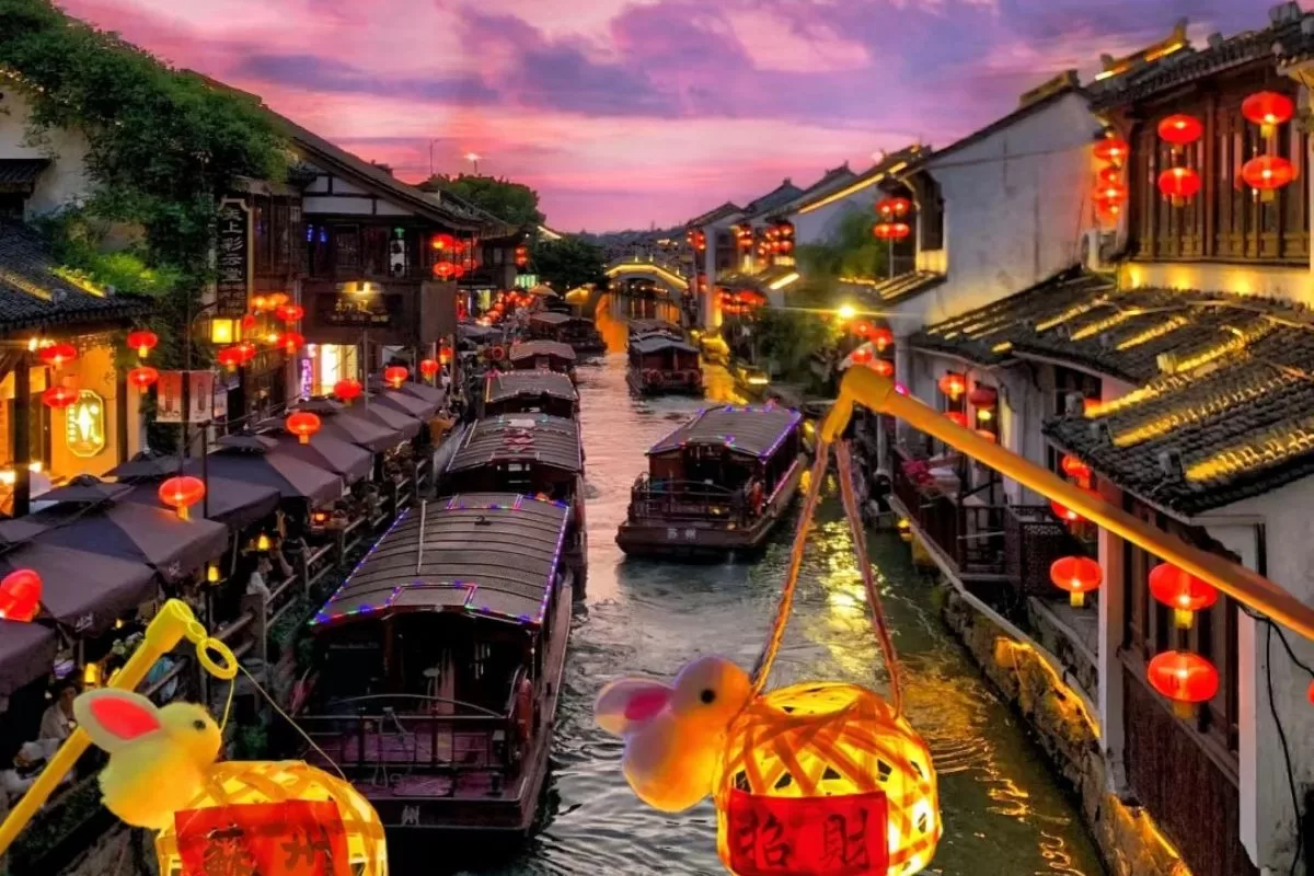 Thất Lý Sơn Đường là một phố cổ nổi tiếng ở Tô Châu, Trung Quốc, với lịch sử hơn 1.200 năm, kiến trúc Giang Nam đặc trưng và cảnh quan sông nước thơ mộng.