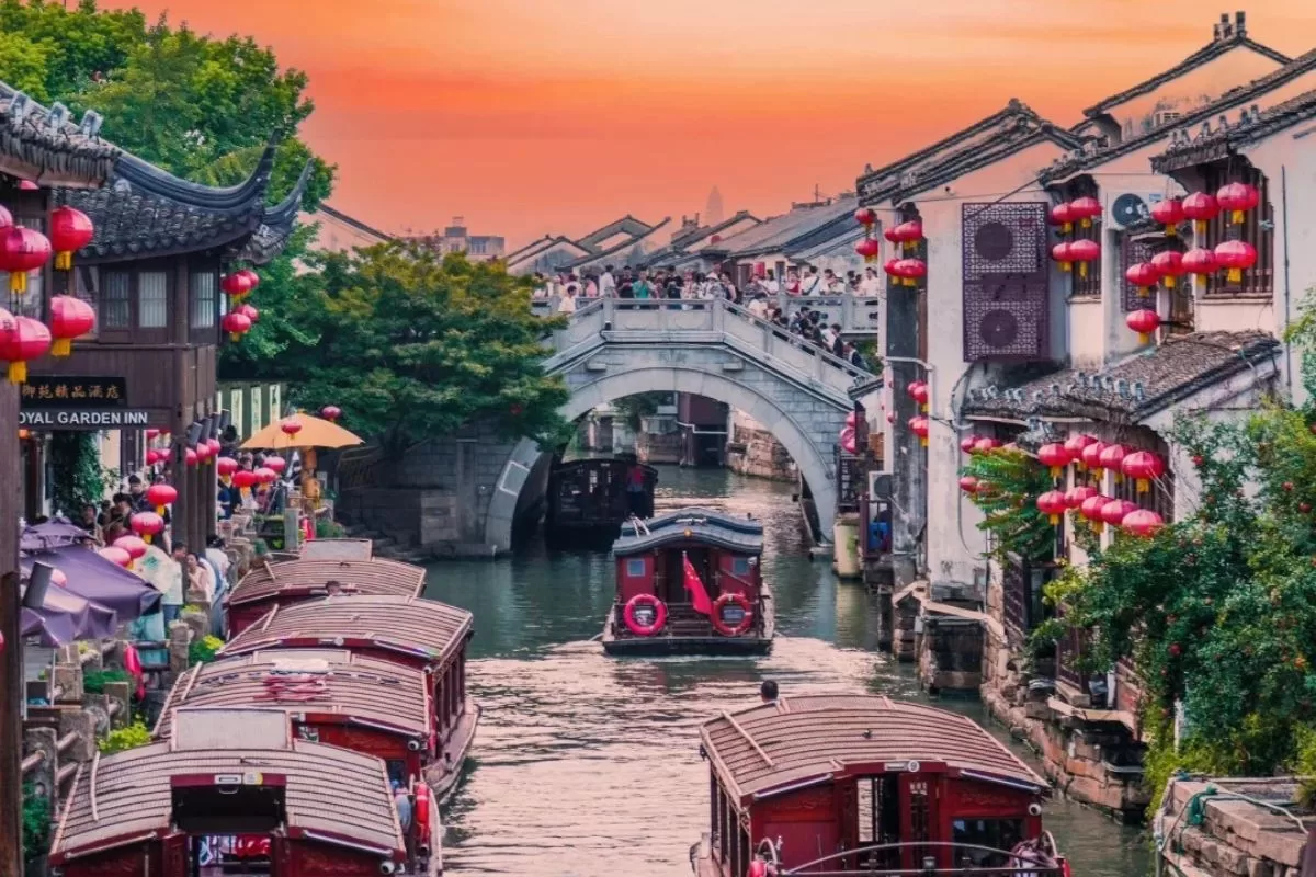 Khám phá Thất Lý Sơn Đường – con phố cổ đệ nhất vùng Giang Nam tại Tô Châu, nơi hội tụ nét sầm uất và vẻ đẹp sông nước ngàn năm.