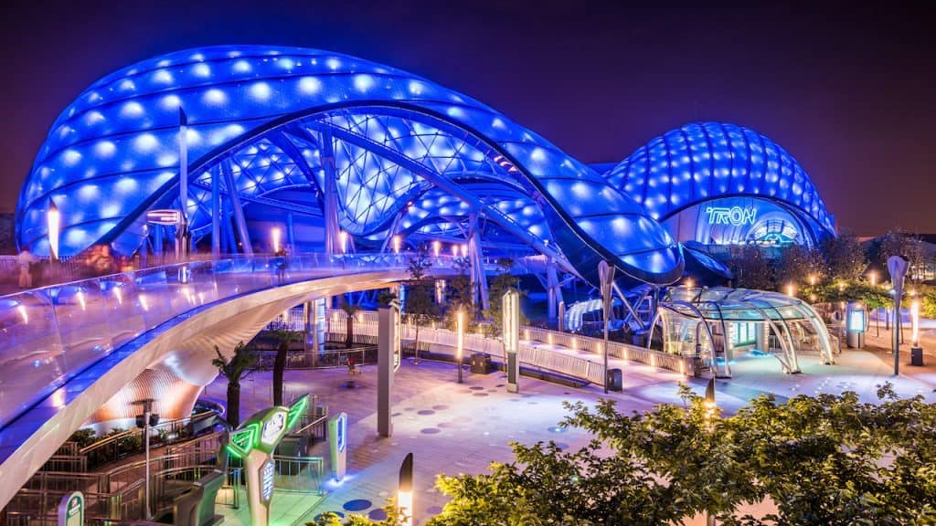 Cận cảnh trò chơi tàu lượn siêu tốc TRON Lightcycle Power Run kịch tính tại Disneyland Thượng Hải.