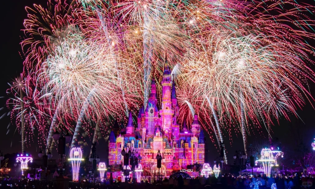 Màn trình diễn show pháo hoa Disneyland Thượng Hải rực rỡ và hoành tráng trên nền lâu đài cổ tích về đêm.