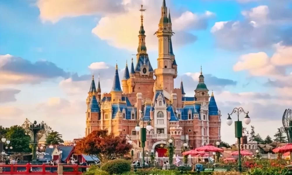 Toàn cảnh lâu đài Disneyland Thượng Hải lung linh dưới ánh nắng bình minh buổi sáng.