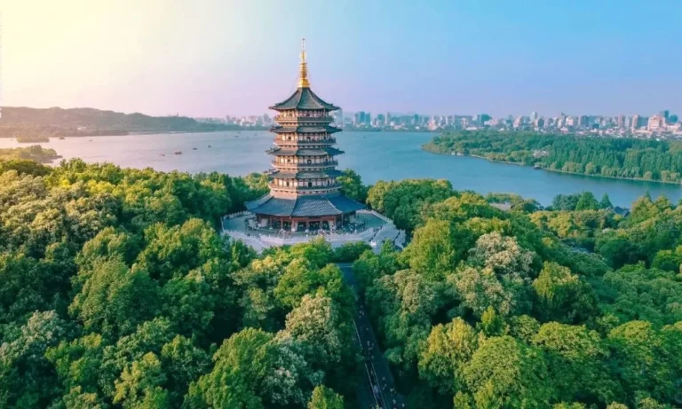 Ngọn tháp Lôi Phong cổ kính đứng hiên ngang bên bờ Tây Hồ Hàng Châu trong buổi chiều hoàng hôn rực rỡ.