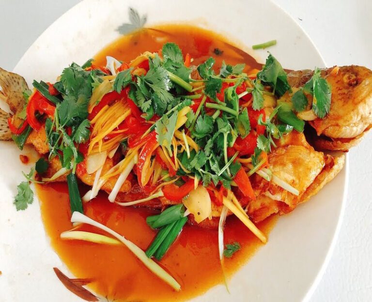 Đặc sản cá Tây Hồ sốt chua ngọt với lớp nước sốt bóng bẩy, món ăn ẩm thực Chiết Giang nổi tiếng tại Hàng Châu