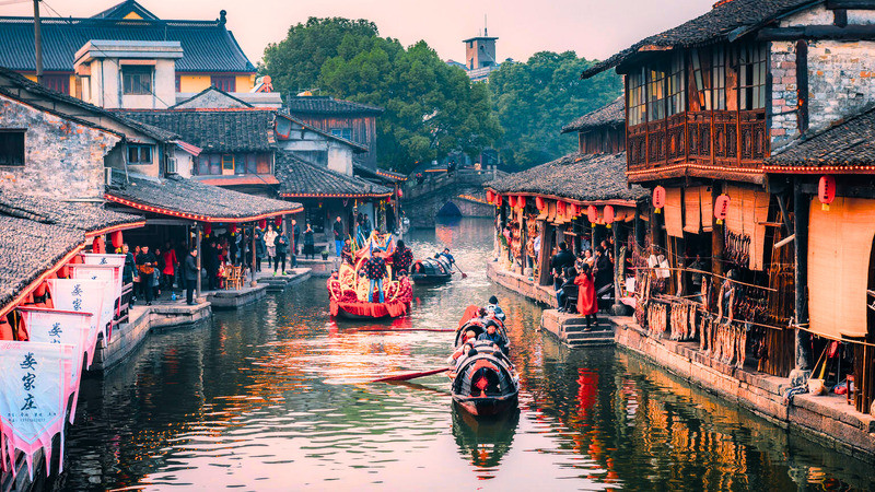 Vẻ đẹp Ô Trấn Trung Quốc yên bình với những mái ngói rêu phong in bóng xuống dòng kênh xanh phẳng lặng. Những cây cầu đá cổ kính nối liền hai bờ bến nước tạo nên một bức tranh thủy mặc đậm chất Giang Nam.