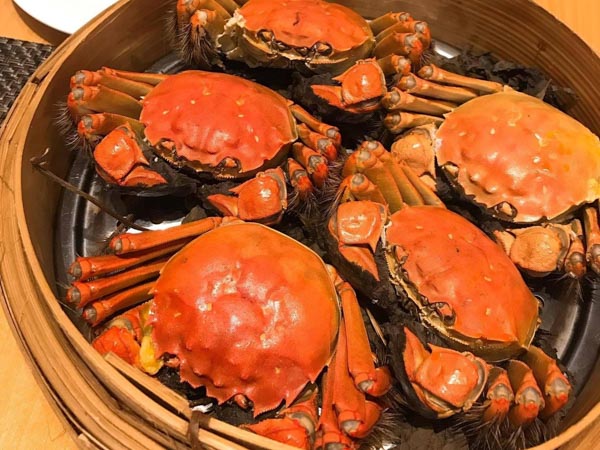 Cua lông Thượng Hải (Shanghai Hairy Crab - 上海大闸蟹) là món ăn thượng hạng, được mệnh danh là "vua của các loại cua nước ngọt" và là biểu tượng ẩm thực xa xỉ bậc nhất của vùng Giang Nam vào mùa thu.
