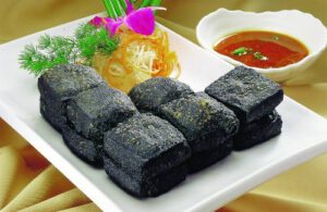 Đậu phụ thối (Chou Doufu) là một đặc sản đường phố trứ danh của Trung Quốc và Đài Loan