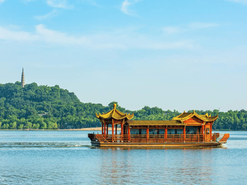 Trải nghiệm du thuyền Tây Hồ ngắm nhìn trọn vẹn cảnh sắc lãng mạn. Khám phá kinh nghiệm check-in du thuyền Tây Hồ và giá thuê thuyền nhỏ ở Tây Hồ tại đây!