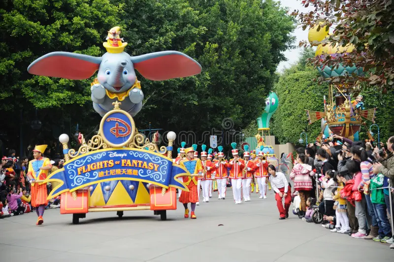Đoàn xe diễu hành rực rỡ sắc màu trong màn trình diễn parade Disneyland Thượng Hải.