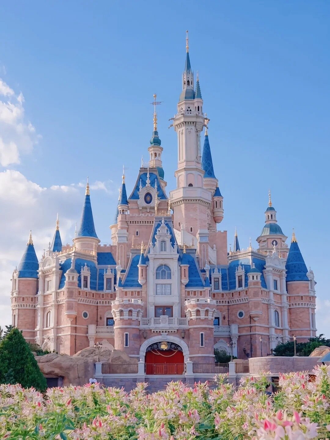 Disneyland Thượng Hải là công viên giải trí Disney đầu tiên tại Trung Quốc, tọa lạc ở quận Pudong, mang đến trải nghiệm phiêu lưu và giải trí cho mọi lứa tuổi.