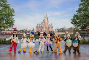 Disneyland Thượng Hải là công viên giải trí Disney đầu tiên tại Trung Quốc, tọa lạc ở quận Pudong, mang đến trải nghiệm phiêu lưu và giải trí cho mọi lứa tuổi.