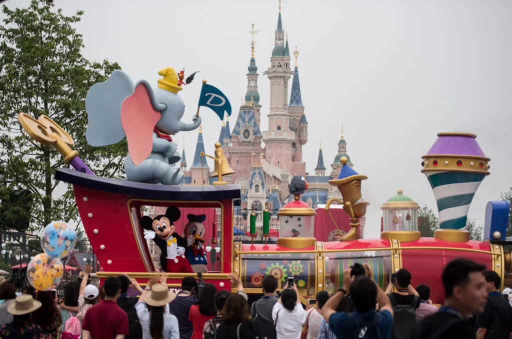 Đoàn xe diễu hành rực rỡ sắc màu trong màn trình diễn parade Disneyland Thượng Hải.