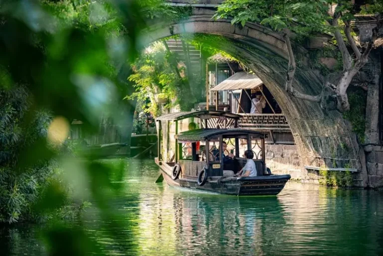Vẻ đẹp Ô Trấn Trung Quốc yên bình với những mái ngói rêu phong in bóng xuống dòng kênh xanh phẳng lặng. Những cây cầu đá cổ kính nối liền hai bờ bến nước tạo nên một bức tranh thủy mặc đậm chất Giang Nam.