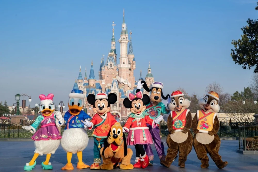 Nhân vật chuột Mickey và những người bạn rạng rỡ trong show diễu hành tại Disneyland Thượng Hải.