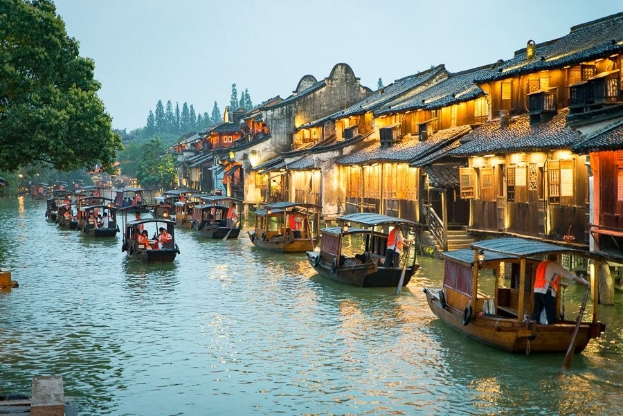 Ô Trấn (Wuzhen - 乌镇), nằm ở trung tâm của tam giác vàng du lịch Thượng Hải – Hàng Châu – Tô Châu (thuộc tỉnh Chiết Giang), là một trong những cổ trấn sông nước (thủy trấn) nổi tiếng và đẹp nhất Trung Quốc với lịch sử hơn 1.300 năm tuổi.